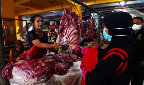 Pedagang daging sapi melayani pembeli di pasar (ilustrasi). Pedagang daging sapi di Pasar Slipi, Jakarta Barat, mengkhawatirkan harga per kilogram komoditas itu melambung tinggi jelang Idul Fitri. 