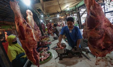 Pedagang daging sapi melayani pembeli di Pasar Besar, Palangka Raya, Kalimantan Tengah. Harga daging sapi terus mengalami kenaikan hingga lebih dari Rp 160 ribu per kilogram (kg) pasca Lebaran. Meski tren harga terus naik, Jaringan Pemotongan dan Pedagang Daging Indonesia (JAPPDI) menilai harga bakal segera turun mengikuti daya beli masyarakat yang juga akan turun.