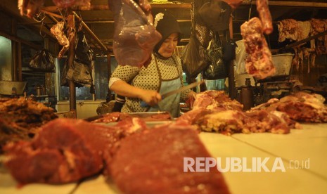 Pedagang daging sapi melayani pembeli di Pasar Kosambi, Kota Bandung. Senin (4/7). Saat ini harga daging sapi naik dari Rp 120.000 menjadi Rp 130.000 Per kilogramnya. (Mamu Muhyidin)