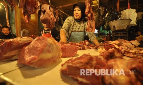 Pedagang daging sapi melayani pembeli di Pasar Kosambi, Kota Bandung. Senin (4/7). Saat ini harga daging sapi naik dari Rp 120.000 menjadi Rp 130.000 Per kilogramnya. (Mamu Muhyidin)