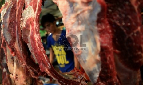 Pedagang daging sapi melayani pembeli dipasar Jatinegara,Jakarta,Selasa (10/3).