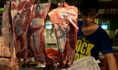 Pedagang daging sapi melayani pembeli dipasar Jatinegara,Jakarta,Selasa (10/3).