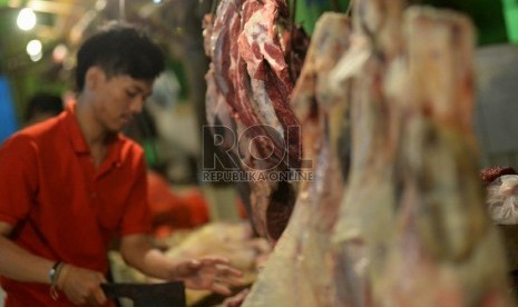 Pedagang daging sapi melayani pembeli dipasar Jatinegara,Jakarta,Selasa (10/3).