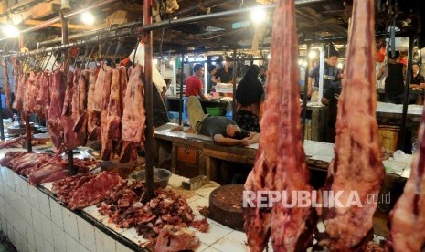 Pedagang daging sapi memotong daging di Pasar Senen, Jakarta Pusat. (ilustrasi) (Republika/Agung Supriyanto)