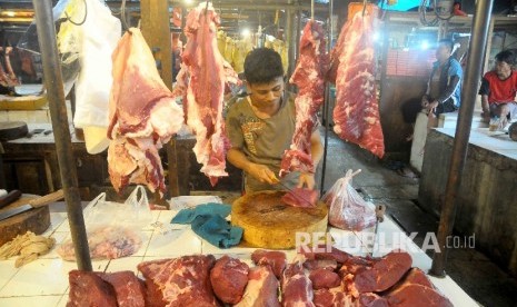  Pedagang daging sapi memotong daging (ilustrasi)