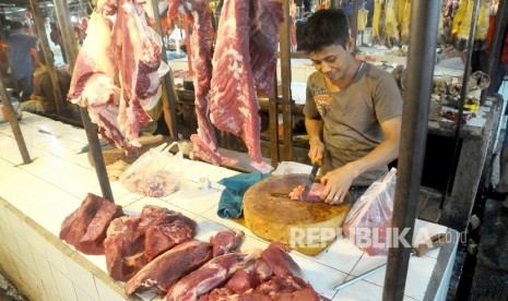  Pedagang daging sapi memotong daging di Pasar Senen, Jakarta, Rabu (18/1). 