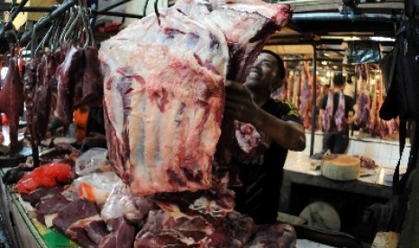  Pedagang daging sapi memotong daging untuk dijual di Pasar Senen, Jakarta, Kamis (30/7).