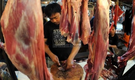 Pedagang daging sapi memotong daging untuk dijual di Pasar Senen, Jakarta, Kamis (30/7).