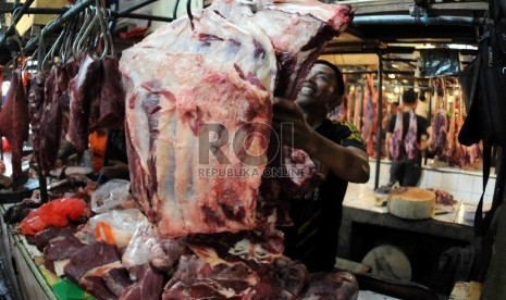 Pedagang daging sapi memotong daging untuk dijual di Pasar Senen, Jakarta, Kamis (30/7).