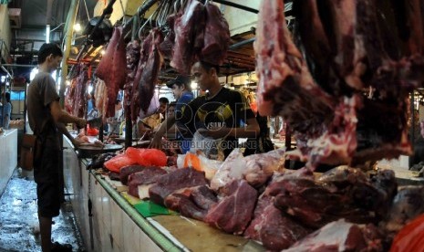 Pedagang daging sapi memotong daging untuk dijual di Pasar Senen, Jakarta, Kamis (30/7).