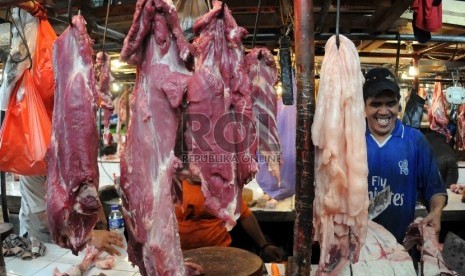 Pedagang daging sapi memotong daging untuk dijual di Pasar Senen, Jakarta, Kamis (30/7).