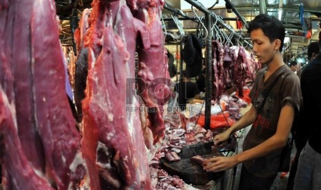 Pedagang daging sapi memotong daging untuk dijual di Pasar Senen, Jakarta, Kamis (30/7).