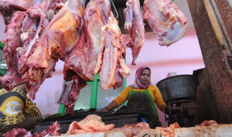 Pedagang daging sapi menunggu pembeli di Pasar Kolpajung, Pamekasan, Jawa Timur, Senin (20/5/2019). 