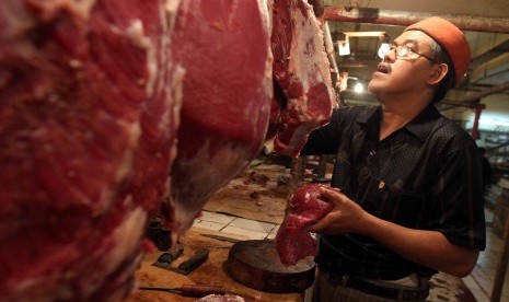 Pedagang daging sapi merapikan dagangannya