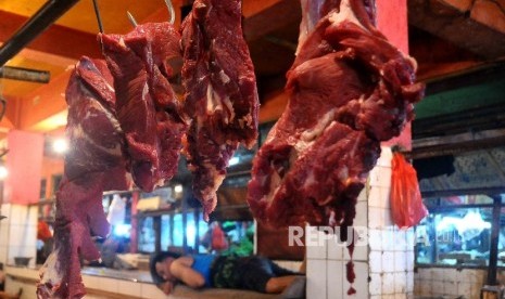  Pedagang daging sapi tertidur di lapak penjualan daging, Pasar Grogol, Jakarta Barat, Selasa (27/12). 