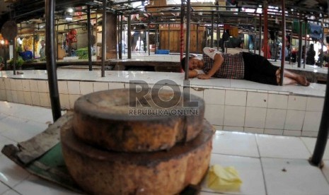  Pedagang daging sapi tertidur los pedagang daging sapi di Pasar Senen, Jakarta Pusat, Ahad (9/8).