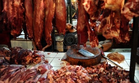 Pedagang daging sedang tertidur dilapak jualannya pada salah satu pasar tradisional, Jakarta, Senin (13/7).  (Republika/Tahta Aidilla)