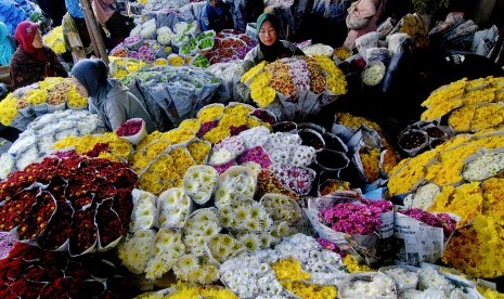 Pedagang dan pembeli bertransaksi bunga hias di Pasar Bunga Bandungan, Kabupaten Semarang, Jateng, Rabu (15/7). 