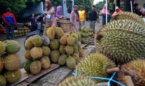 Pedagang dan pembeli bertransaksi di Pasar Durian Gunungpati, Semarang, Jawa Tengah.