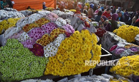 Pedagang dan pembeli bertransaksi sejumlah jenis komoditas bunga hias potong ilustrasi. Dinas Koperasi, UMKM, Perindustrian, dan Perdagangan Cianjur mencatat angka penjualan bunga potong jenis krisan di Cianjur utara meningkat dibandingkan dengan selama pandemi Cobid-19 yang terpuruk.