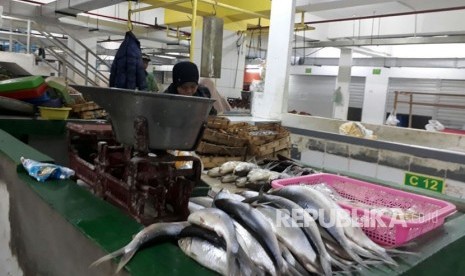 Pedagang di Kota Malang menjual sejumlah jenis ikan laut yang saat ini dianggap sangat terbatas stoknya di Pasar Dinoyo Kota Malang. Kondisi ini membuat pedagang terpaksa menaikan harga jual ikan mereka kepada masyarakat. 