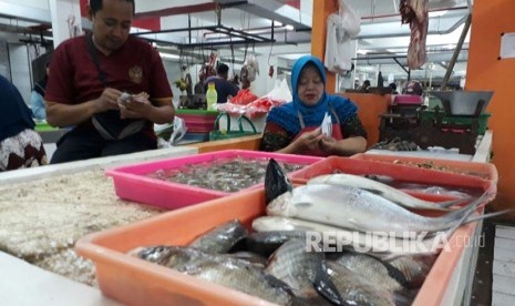 Pedagang di Kota Malang menjual sejumlah jenis ikan laut yang saat ini dianggap sangat terbatas stoknya di Pasar Dinoyo Kota Malang. Kondisi ini membuat pedagang terpaksa menaikan harga jual ikan mereka kepada masyarakat. 