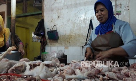 Pedagang di Pasar Besar Malang, Hamidah mengungkapkan, harga ayam potong melonjak sejak lima hari lalu. Harga ayam yang semula Rp 28 ribu meningkat menjadi Rp 30 ribu per kilogramnya. 