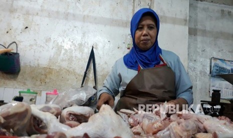 Pedagang ayam mengeluhkan harga yang terus melonjak bisa berdampak pada omzetnya (ilustrasi)