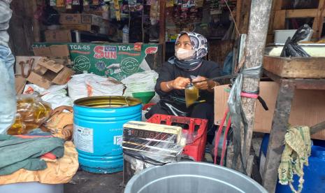  Pedagang di Pasar Cikurubuk, Kota Tasikmalaya, mengemas minyak goreng curah, Senin (6/6/2022). Harga minyak goreng di pasar itu terus berangsur turun dalam sepekan terakhir.