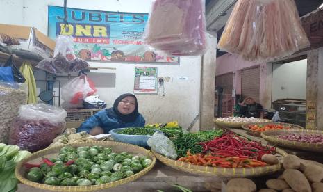 Pedagang di Pasar Cikurubuk, Kota Tasikmalaya, menjaga cabai yang dijajakannya, Senin (6/6/2022). Harga cabai rawit domba di Pasar Cikurubuk saat ini mencapai Rp 100 per kilogram. 