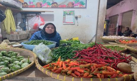 Pedagang di Pasar Cikurubuk, Kota Tasikmalaya, menjaga cabai yang dijajakannya, Senin (6/6/2022). Sejumlah warga di Kota Tasikmalaya mengeluhkan harga kebutuhan pokok yang tinggi. Harga kebutuhan pokok yang masih tinggi di daerah itu di antaranya adalah cabai, bawang merah, dan telur.