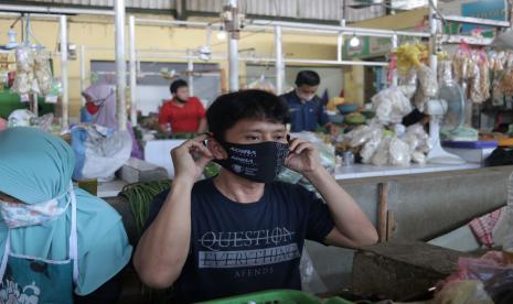 Pedagang di Pasar Kramat, Kota Cirebon, Jawa Barat memakai masker yang diberikan petugas dalam rangkaian Festival Pasar Rakyat 2020.