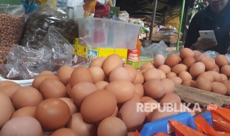 Pedagang  di Pasar Oro-oro Dowo mengeluhkan kenaikan harga telur ayam, Kamis (12/7).