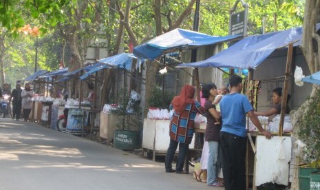 Pedagang di sekitar pemakaman