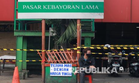 Pedagang emas menunggu langganan di pinggir jalan depan Pasar Kebayoran Lama, Jakarta, Jumat (19/6/2020). Penutupan sementara Pasar Kebayoran Lama selama tiga hari membuat para pedagang emas melakukan transaksi jual beli di pinggir jalan depan pasar.