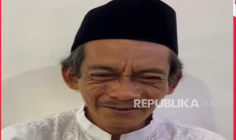 Pedagang es teh asal Magelang, Jawa Tengah, Sunhaji meminta Presiden Prabowo Subianto menolak pengunduran diri Gus Miftah sebagai Utusan Khusus Presiden.