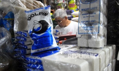  Pedagang garam menunggu pembeli di Pasar Tebet Timur, Jakarta, Ahad (5/3). 