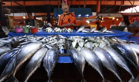 Pedagang ikan di pasar.