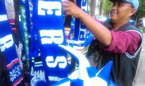 Pedagang Jersey Persib Bandung di Stadion Manahan kebanjiran pembeli jelang laga Persib melawan Mitra Kukar, Sabtu (25/2) malam ini.