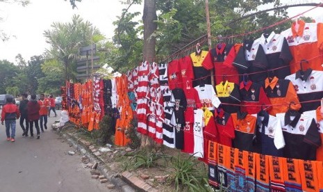 Pedagang jersey Persija di halaman Stadion Manahan Solo, Jumat (3/11).