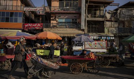 Pedagang kaki lima Afghanistan menunggu pelanggan di Kota Tua Kabul, Afghanistan, Selasa, 28 September 2021. Afghanistan dinilai sedang menghadapi momen kehancuran.