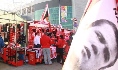 Pedagang kaki lima di luar stadion kebanggan Manchester United, Old Trafford, Manchester, Inggris.