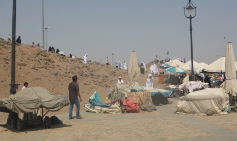 Pedagang kaki lima menjajakan barang dagangannya di lokasi sekitar Gunung Uhud, Madinah, Arab Saudi (Ilustrasi)