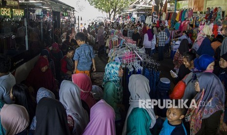 Pedagang kaki lima (PKL) berjualan di trotoar pasar Tanah Abang blok F, Jakarta, Sabtu (28/4). 