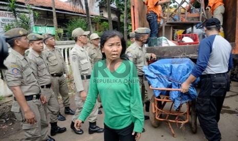 Pedagang Kaki Lima (PKL) berusaha mengamankan baranganya yang ditertibkan petugas Satpol PP di kawasan bekas Terminal Lebak Bulus yang dalam pengerjaan proyek Terminal MRT, Jakarta Selatan, Rabu (10/6).(Republika/Yasin Habibi) 