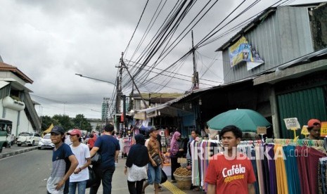 Pedagang Kaki Lima (PKL) kawasan Tanah Abang menyingkir saat ditertibkan petugas Satpol PP, Selasa (7/11).