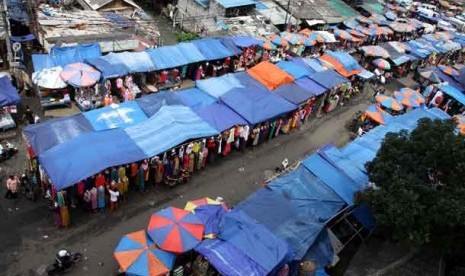 Pedagang Kaki Lima (PKL) memadati jalanan di Pasar Tanah Abang, Jakarta Pusat.