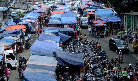 Pedagang Kaki Lima (PKL) memadati jalanan di Pasar Tanah Abang, Jakarta Pusat.