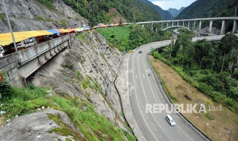 Pedagang kaki lima (PKL) membuka lapak di tepi flyover Kelok Sembilan, di Kabupaten Limapuluhkota, Sumatera Barat, Sabtu (5/5).