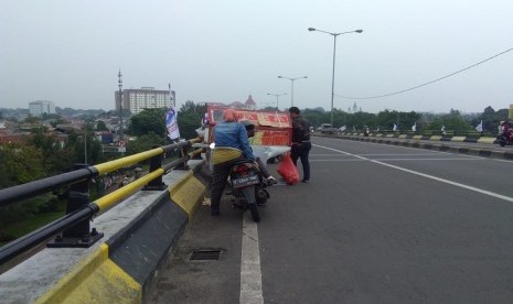 Pedagang kaki lima (PKL) menjajakan buah-buahan di pinggir flyover Pasar Rebo, Jakarta Timur